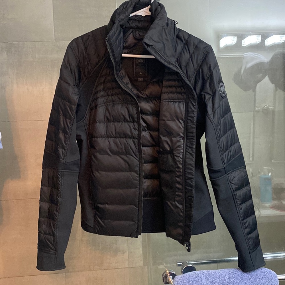 Canada goose size small womens black jacket. Never worn!
